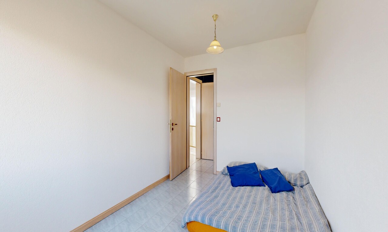 zimmer / schlafzimmer mit drywall, gipskartonwand, inside property, baseboards wall, und sockelleisten