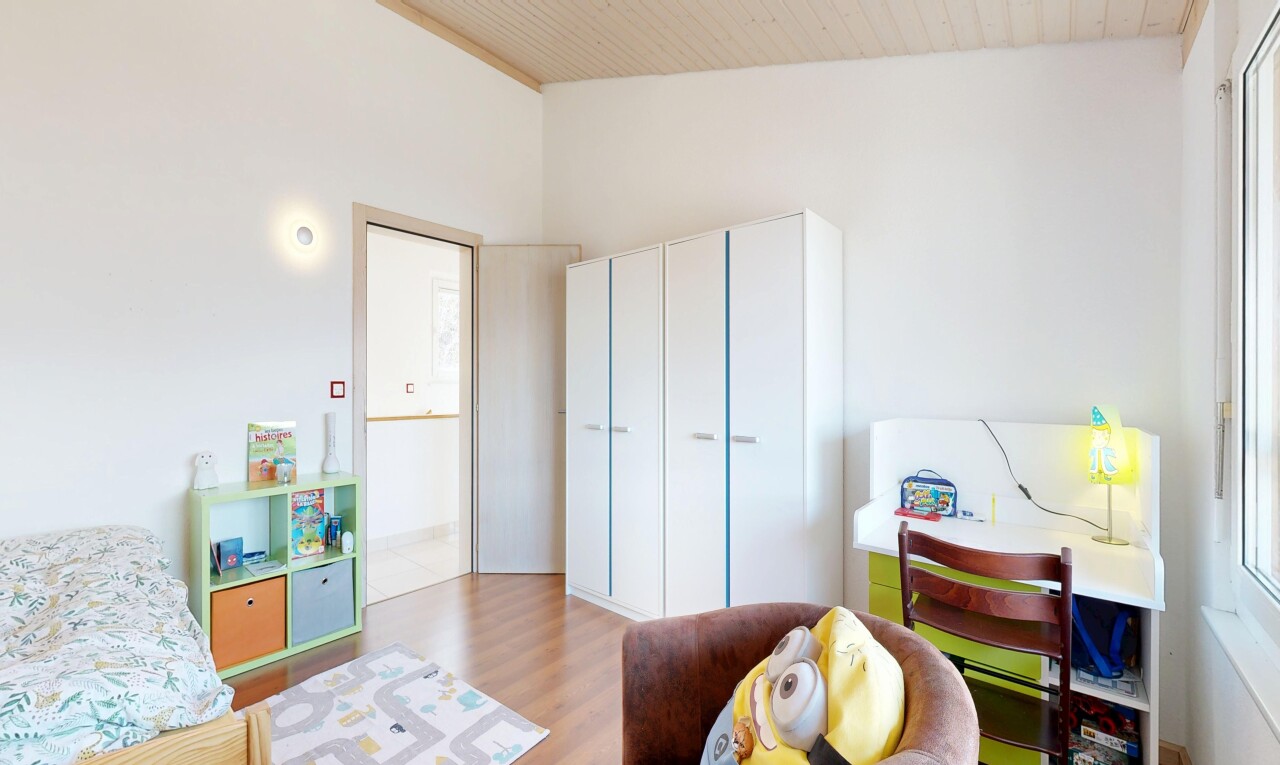 zimmer / schlafzimmer mit inside property, gipskartonwand, drywall, holzdecke, und wood ceiling
