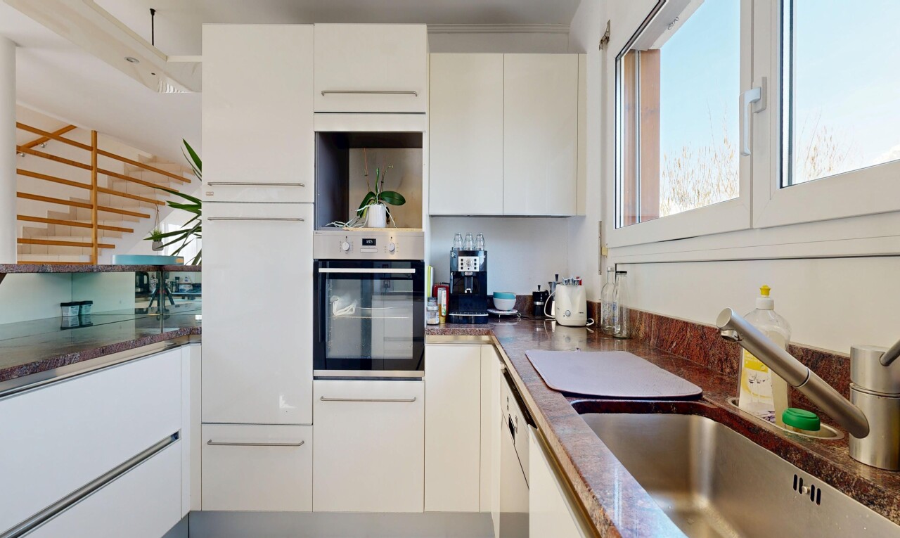 küche mit ofen, dark countertops, waschbecken, offene regale, und open shelves