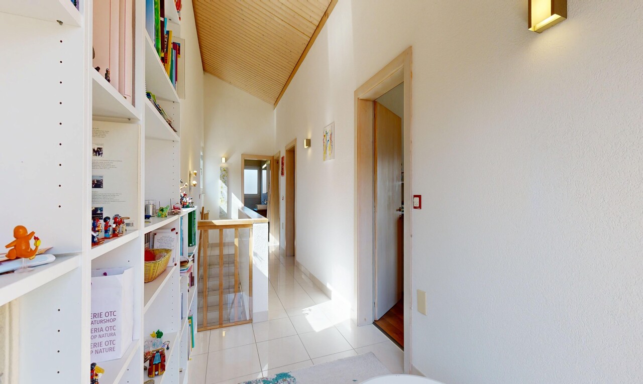 halle / korridor mit light floor, fliesenboden, tile floor, inside property, und gipskartonwand