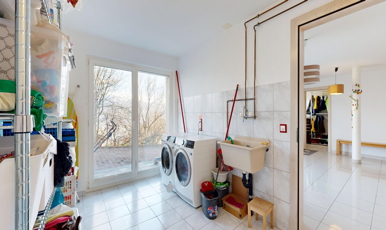 wäschekammer mit fliesenwand, tile wall, tumbler, fliesenboden, und tile floor