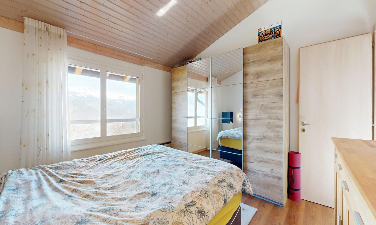 zimmer / schlafzimmer mit natürliches licht, natural light, holzfußboden, wood finish floor, und inside property