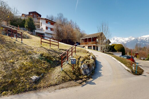 façade avec day time, vue sur la montagne, mountain view, et property visible