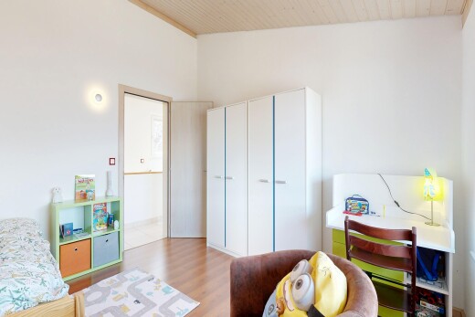 chambre avec inside property, cloison sèche, drywall, plafond en bois, et wood ceiling