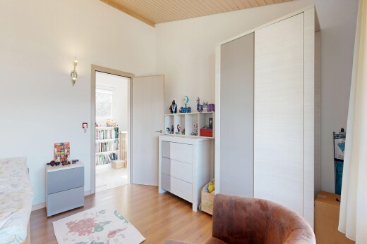 salon avec inside property, cloison sèche, drywall, sol en finition bois, et wood finish floor