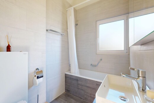 salle de bains avec évier, salle de bain complète, mur en carrelage, tile wall, et douche-bain combinés
