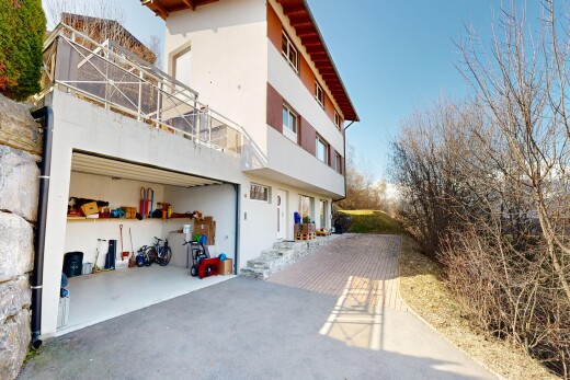 façade avec bardage en stuc, balcon, et day time