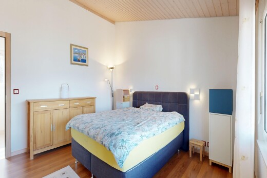 chambre avec inside property, sol en finition bois, wood finish floor, plafond en bois, et wood ceiling