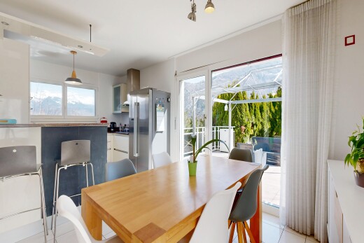 salle à manger avec light floor, natural light, lumière naturelle, drywall, et cloison sèche
