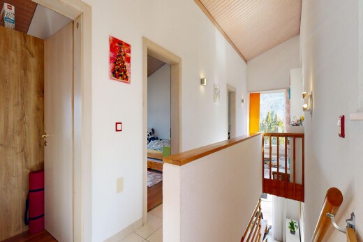 couloir avec inside property, drywall, cloison sèche, natural light, et lumière naturelle