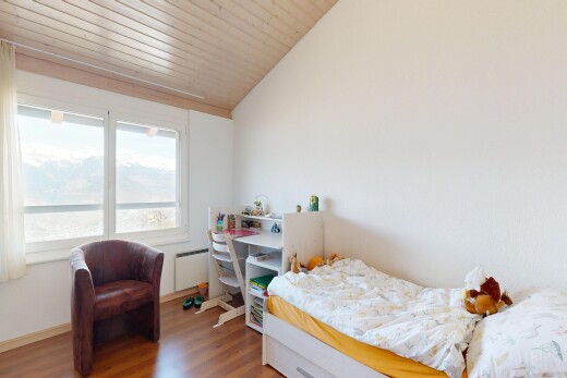 chambre avec wood ceiling, plafond en bois, drywall, cloison sèche, et natural light