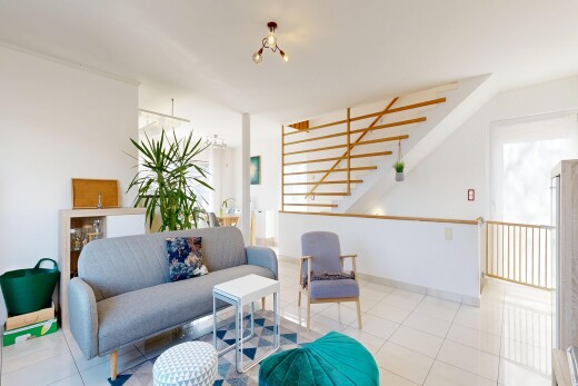 salon avec cloison sèche, drywall, inside property, sol en carrelage, et tile floor