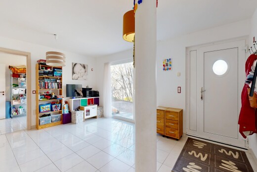 salon avec light floor, cloison sèche, drywall, lumière naturelle, et natural light