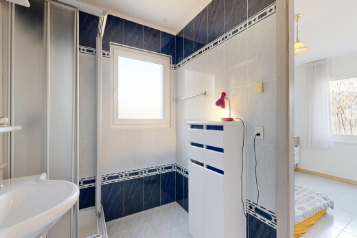 salle de bains avec salle de bain complète, douche, light floor, inside property, et lumière naturelle