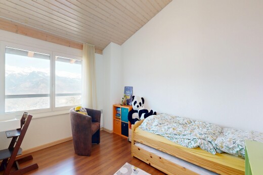 chambre avec drywall, cloison sèche, wood ceiling, plafond en bois, et natural light