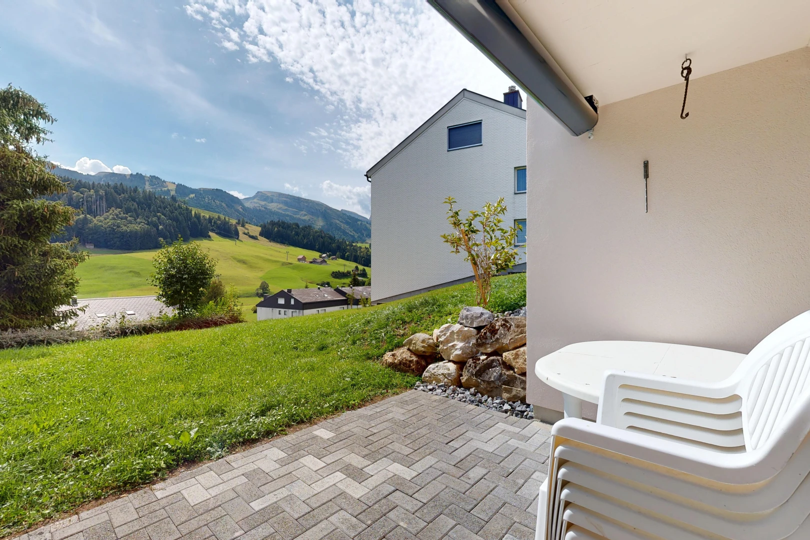 terrasse avec terrasse, from property, view focus, pelouse, et mountain view
