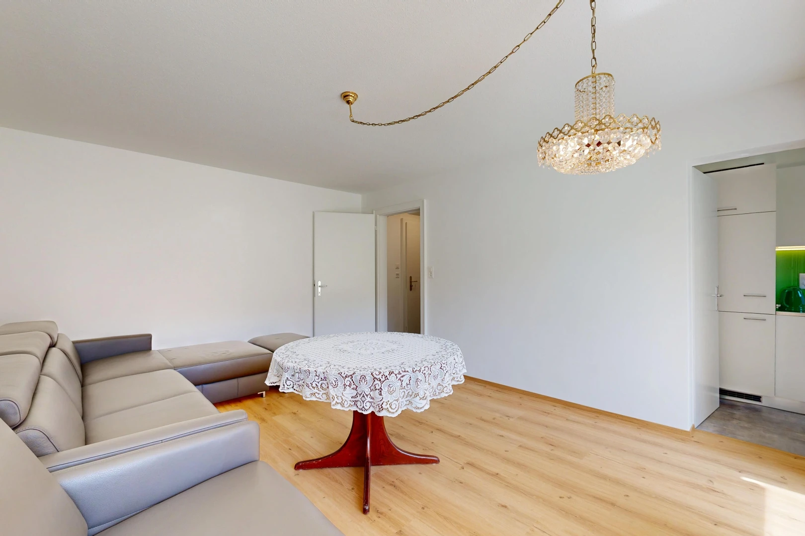 salon avec drywall, cloison sèche, wood finish floor, sol en finition bois, et inside property