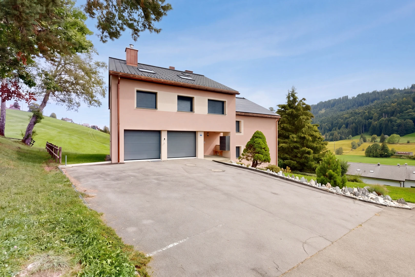 façade avec allée, property visible, garage intégré, from property, et cheminée