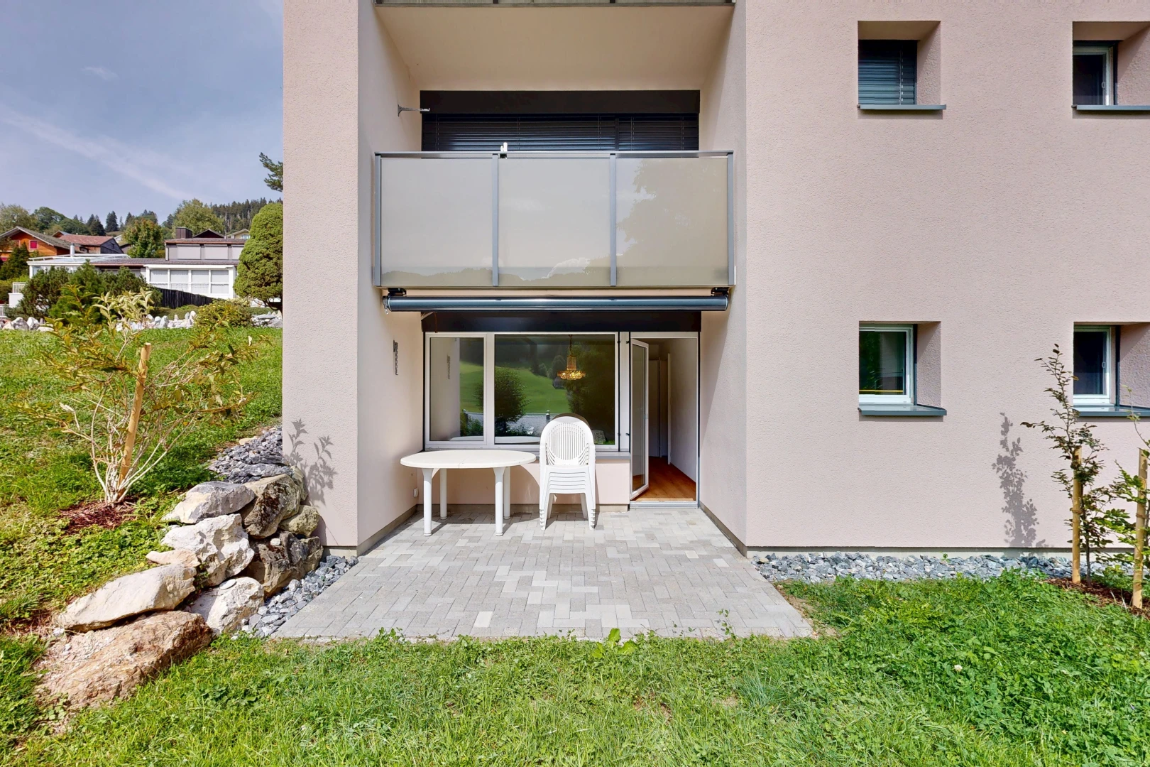 façade avec bardage en stuc et pelouse