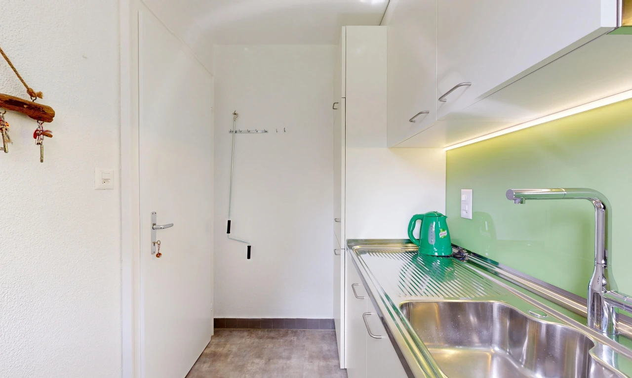 cuisine avec évier, white cabinets, armoires blanches, light floor, et inside property
