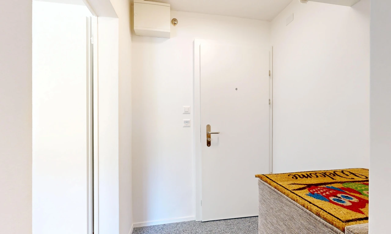 couloir avec drywall, cloison sèche, et inside property