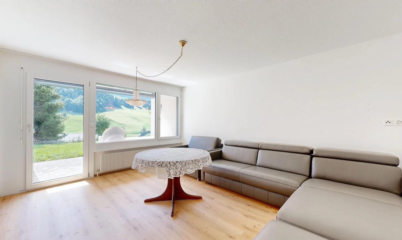 salon avec accès à l'extérieur, wood finish floor, sol en finition bois, drywall, et cloison sèche