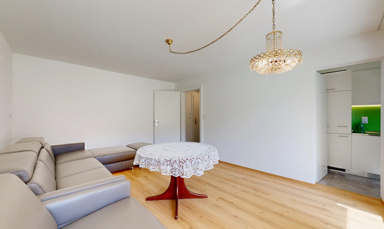 salon avec drywall, cloison sèche, wood finish floor, sol en finition bois, et inside property