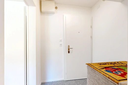 couloir avec drywall, cloison sèche, et inside property