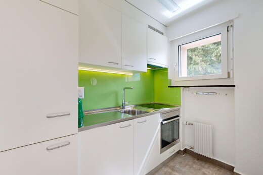 küche mit edelstahl-arbeitsplatten, stainless steel countertops, weiße schränke, white cabinets, und kühler