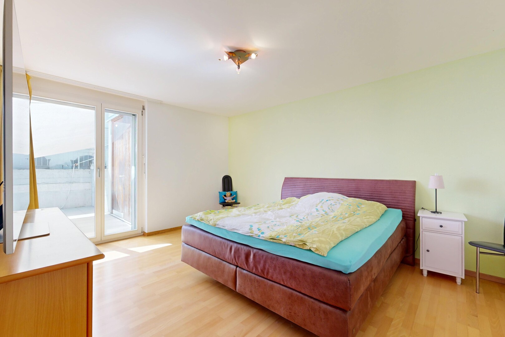 zimmer / schlafzimmer mit außenzugang, drywall, gipskartonwand, wood finish floor, und holzfußboden