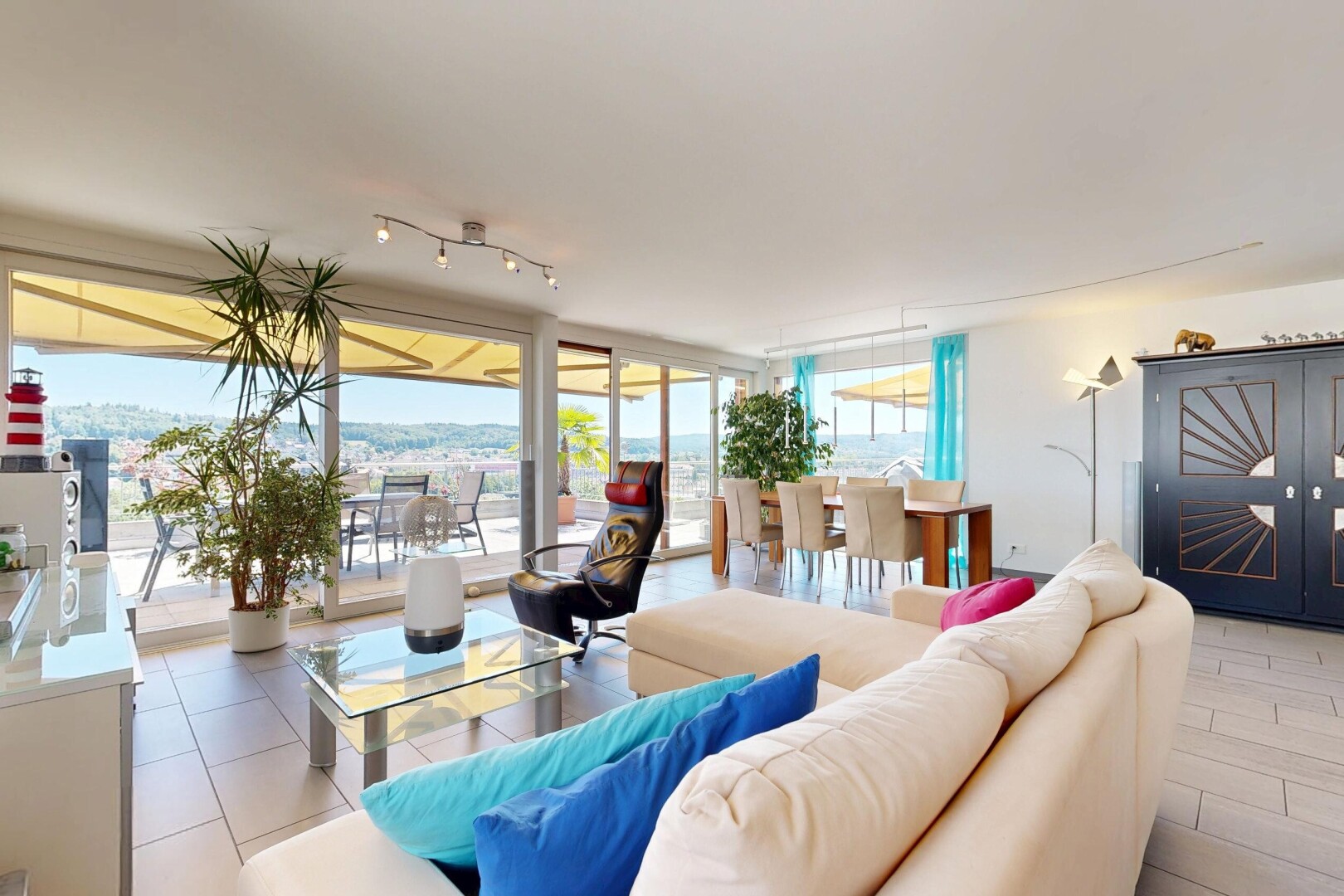 wohn- / esszimmer mit deckenbeleuchtung, drywall, gipskartonwand, floor ceiling windows, und inside property