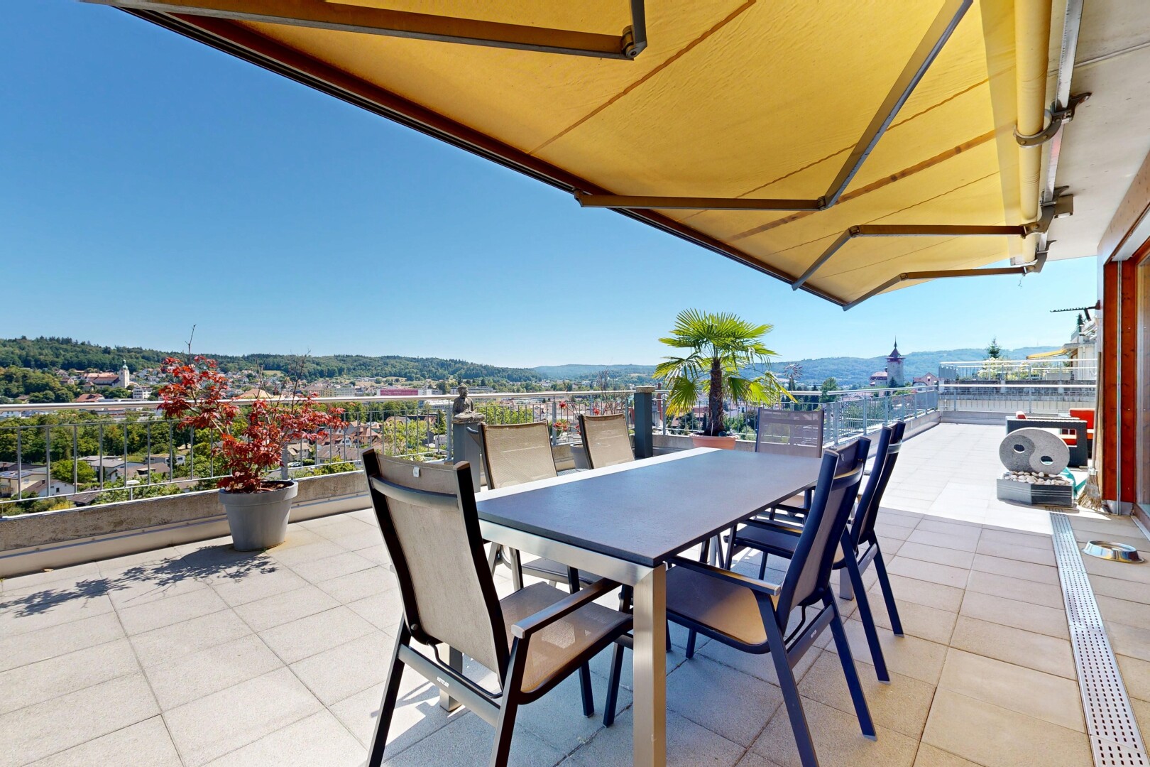terrasse mit terrasse, markise, essbereich im freien, und day time