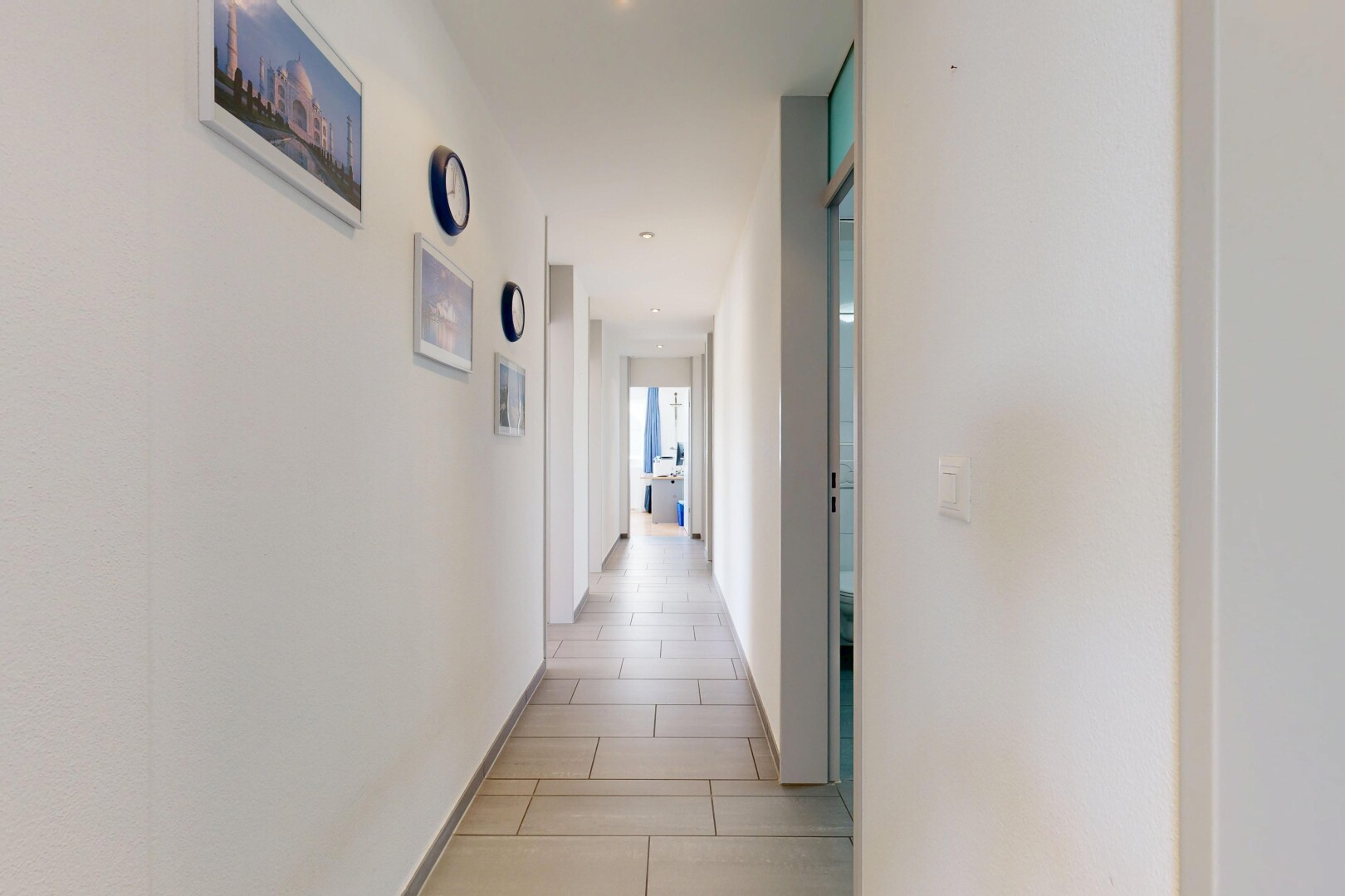 halle / korridor mit gipskartonwand, drywall, light floor, inside property, und einbauleuchten