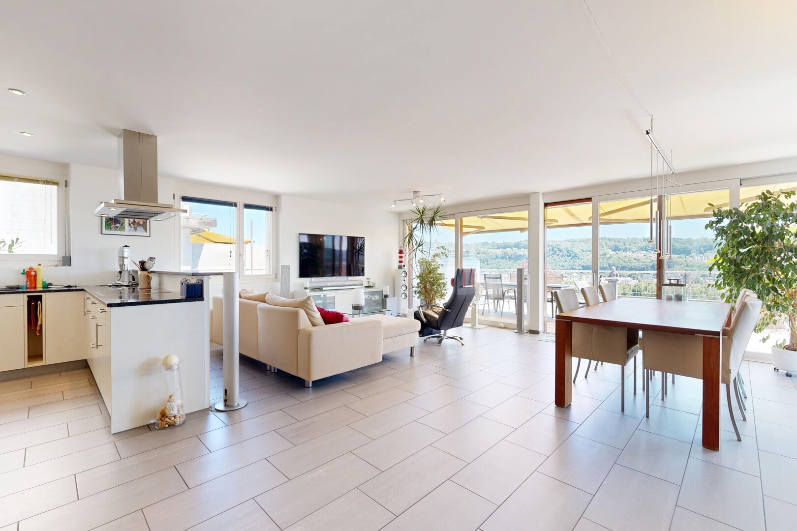 wohn- / esszimmer mit light floor, natürliches licht, einbauleuchten, fernseher, und floor ceiling windows