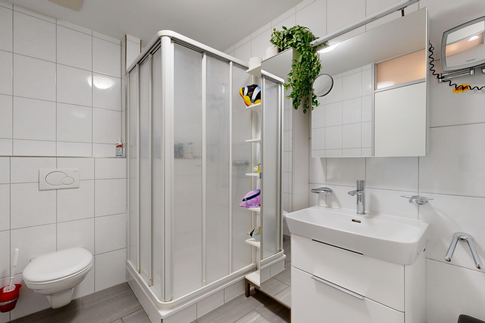 bad mit tile wall, fliesenwand, spiegel, komplettes badezimmer, und inside property