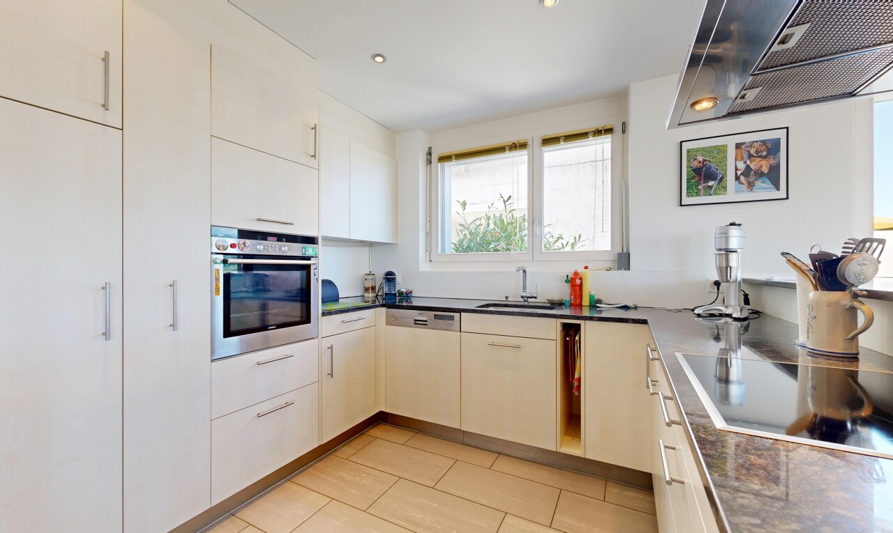 küche mit arbeitsplatten, dark countertops, dunstabzugshaube, ofen, und light floor