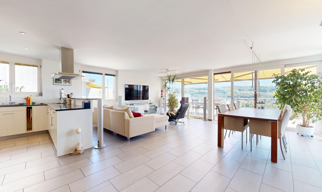 wohn- / esszimmer mit light floor, natürliches licht, einbauleuchten, fernseher, und floor ceiling windows