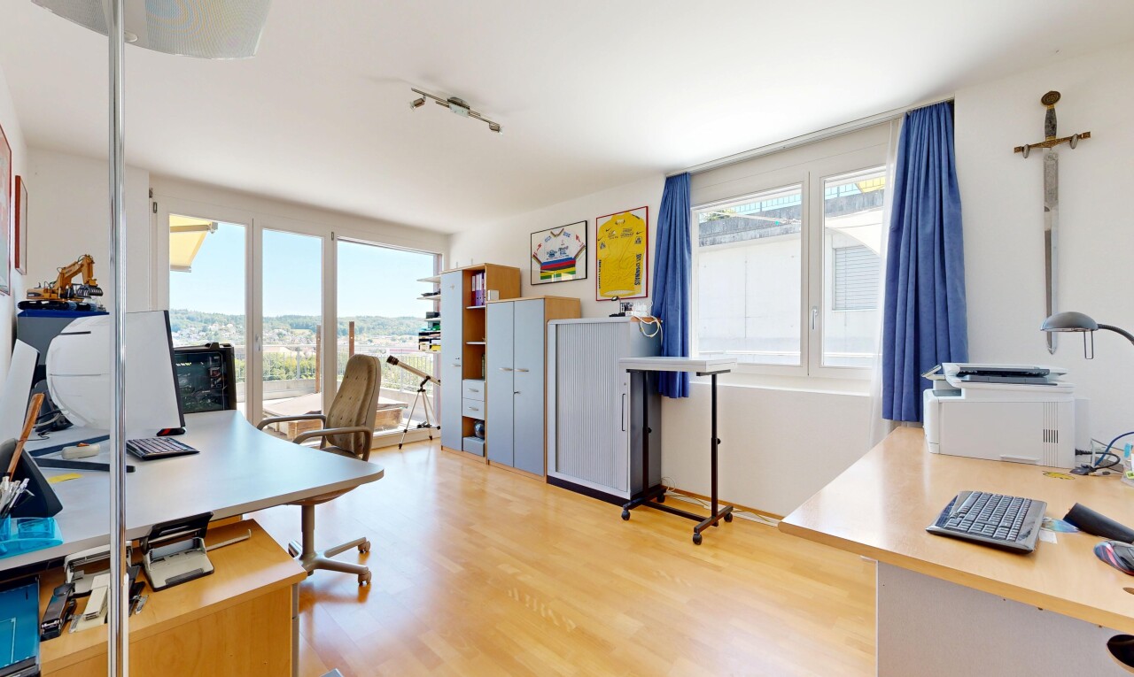 büro mit deckenbeleuchtung, holzfußboden, wood finish floor, gipskartonwand, und drywall
