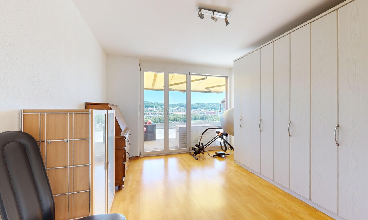 zimmer / schlafzimmer mit deckenbeleuchtung, außenzugang, wood finish floor, holzfußboden, und inside property