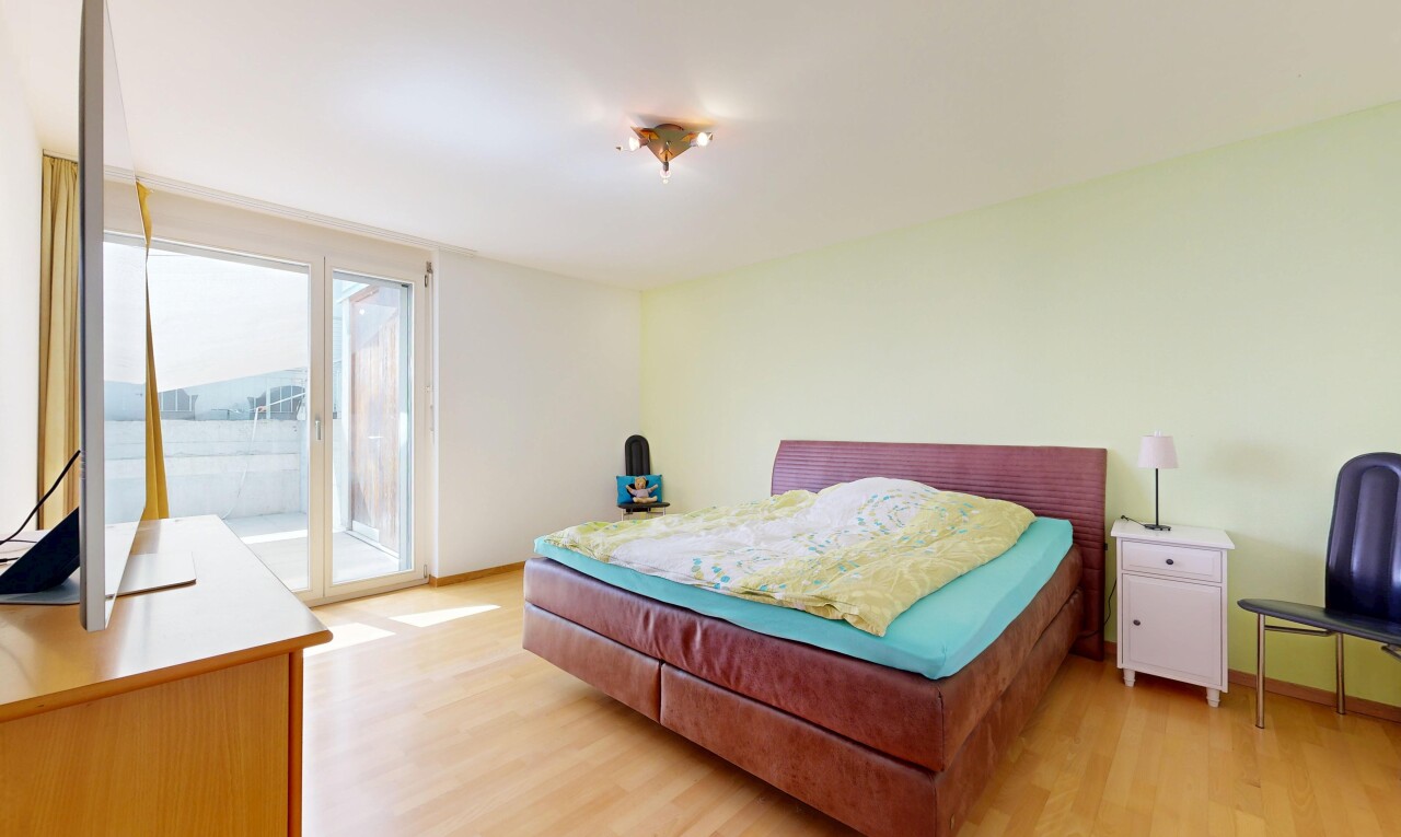 zimmer / schlafzimmer mit außenzugang, drywall, gipskartonwand, wood finish floor, und holzfußboden