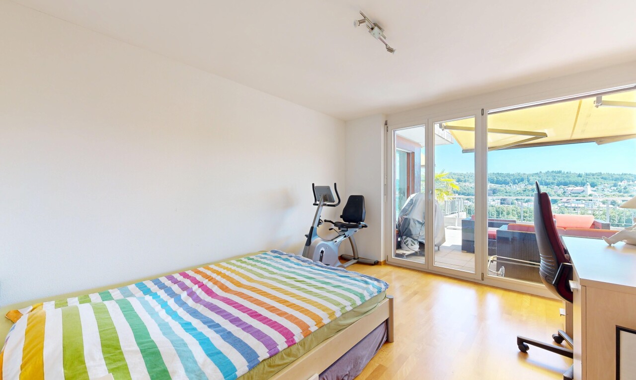 zimmer / schlafzimmer mit außenzugang, gipskartonwand, drywall, holzfußboden, und wood finish floor