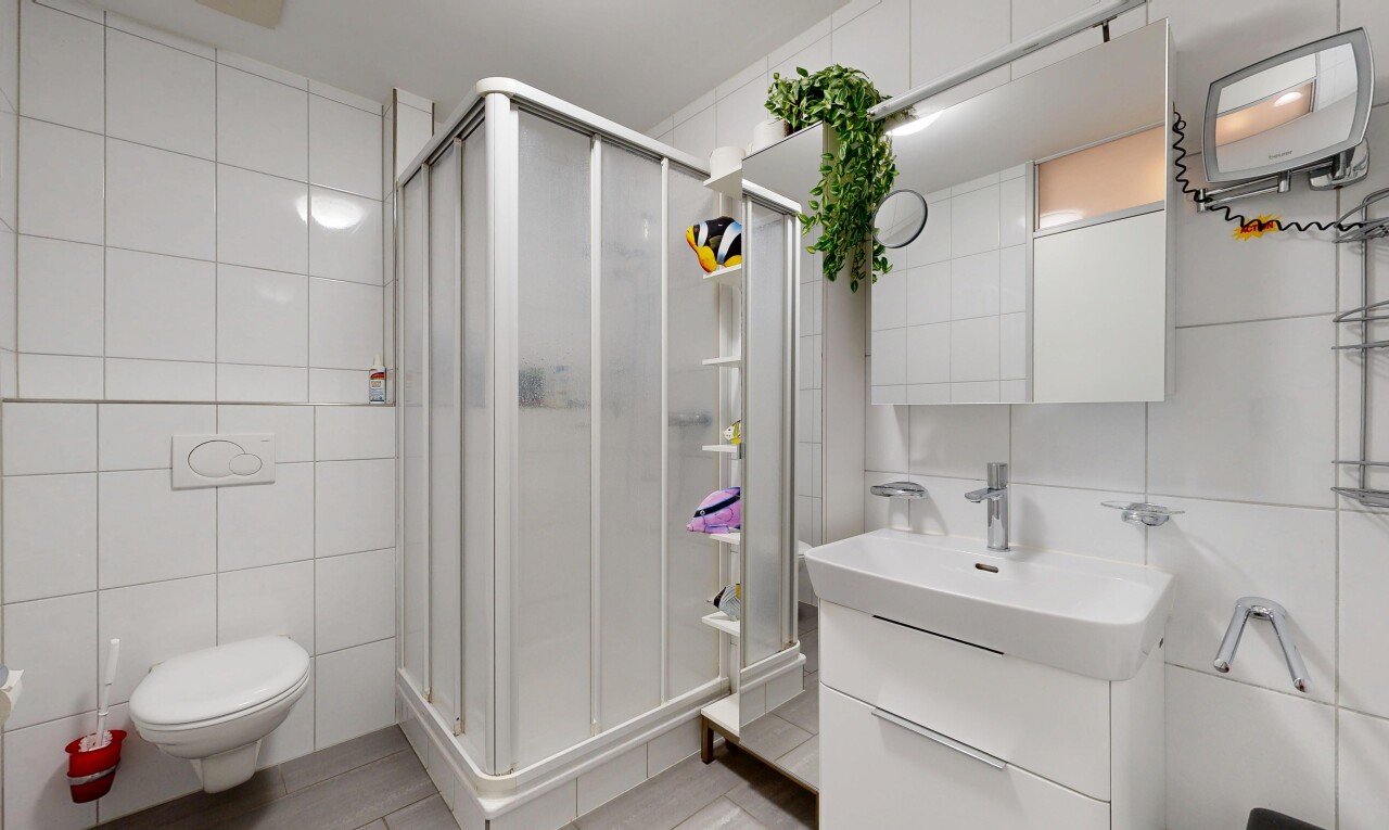 bad mit tile wall, fliesenwand, spiegel, komplettes badezimmer, und inside property