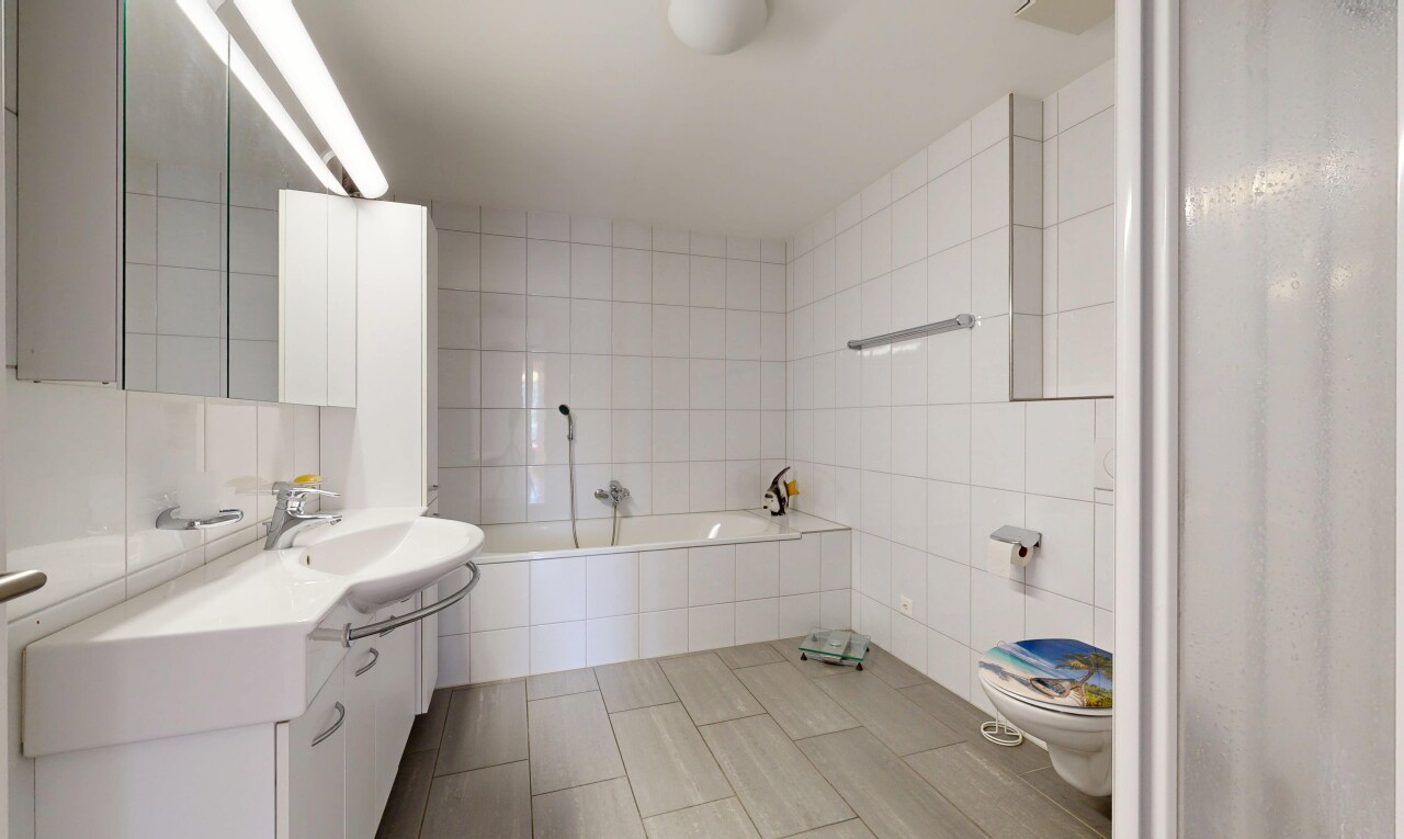 bad mit tile wall, fliesenwand, komplettes badezimmer, toilette, und bad