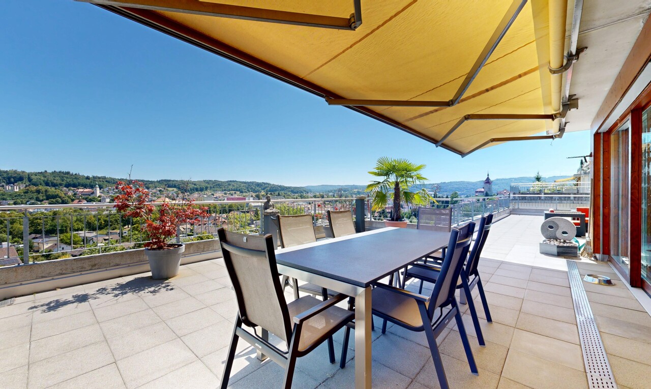terrasse mit terrasse, markise, essbereich im freien, und day time