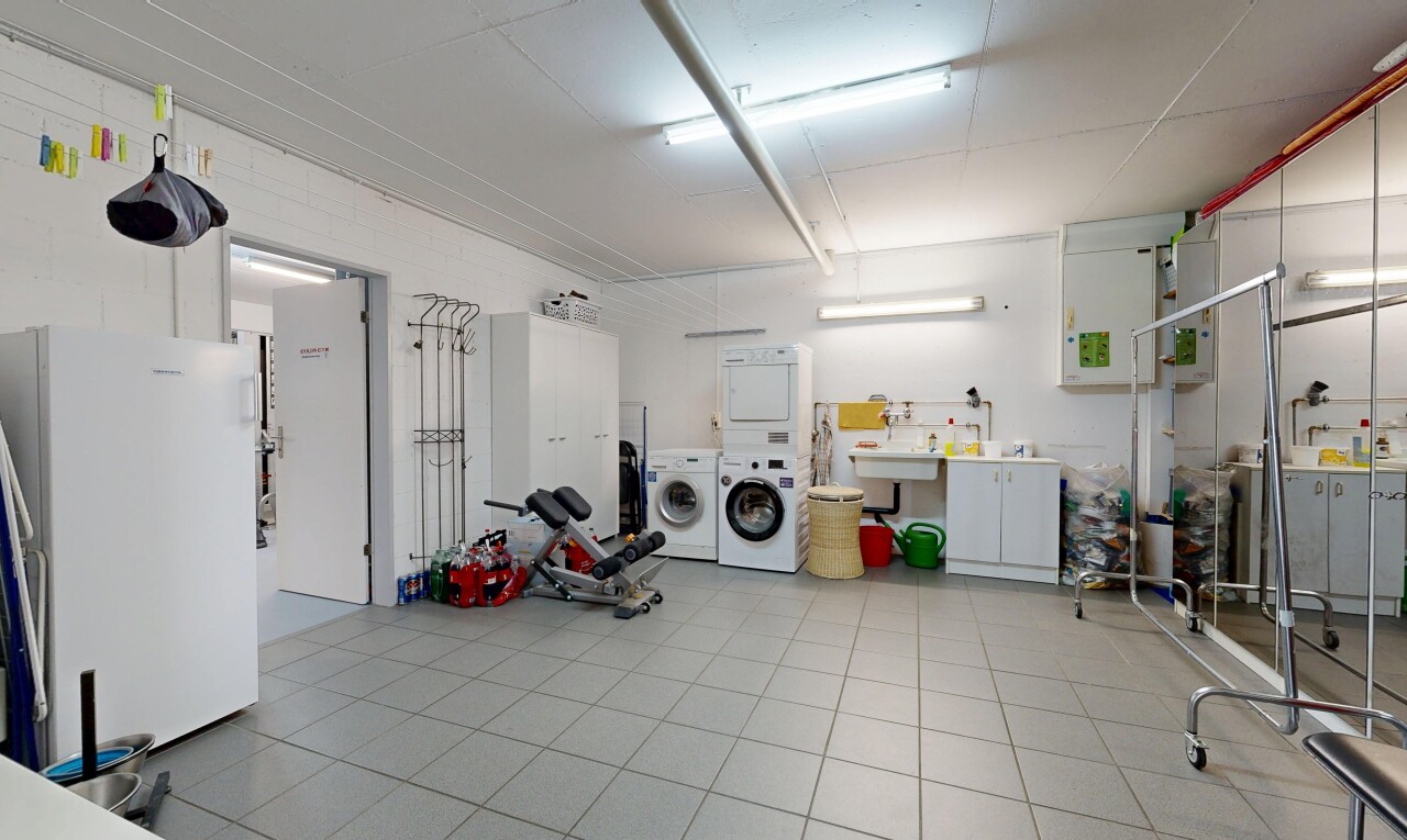 wäschekammer mit wäscherei, inside community, light floor, und waschbecken