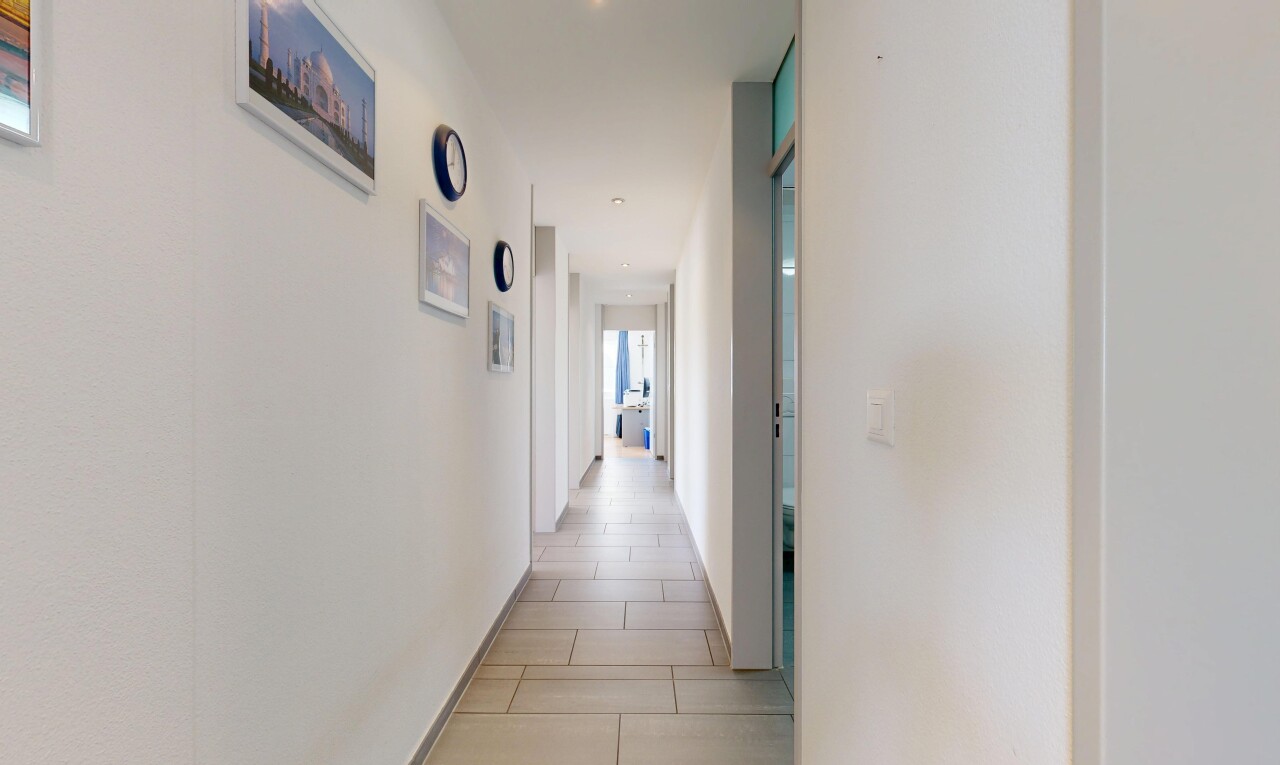 halle / korridor mit gipskartonwand, drywall, light floor, inside property, und einbauleuchten