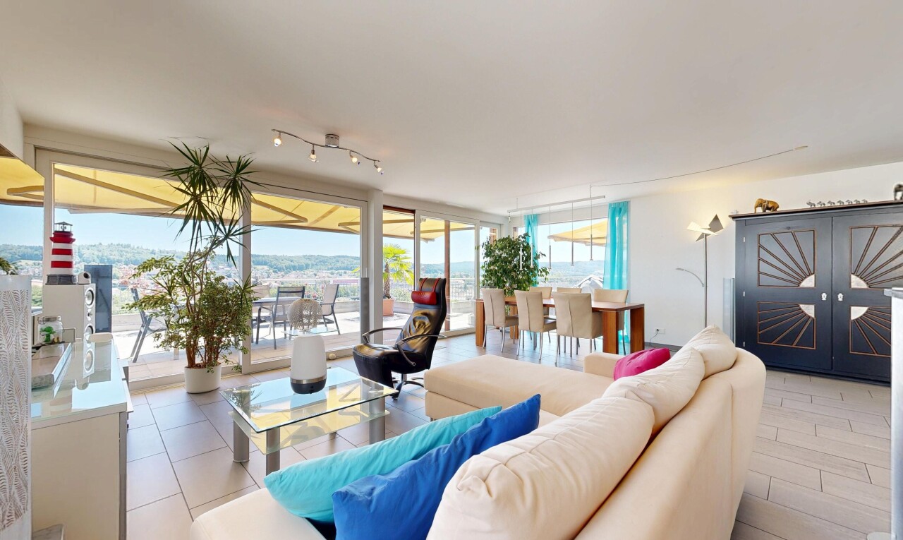 wohn- / esszimmer mit deckenbeleuchtung, drywall, gipskartonwand, floor ceiling windows, und inside property