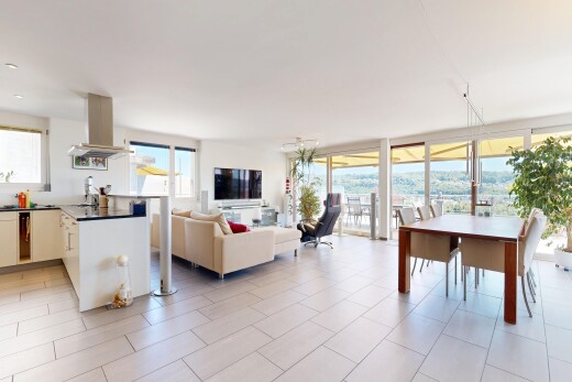 wohn- / esszimmer mit light floor, natürliches licht, einbauleuchten, fernseher, und floor ceiling windows