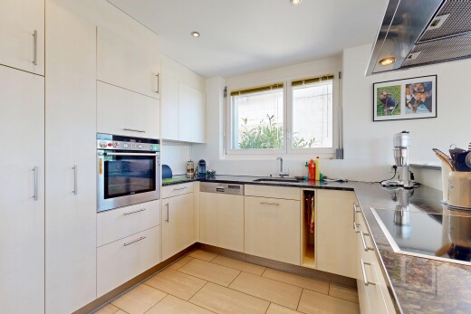 küche mit arbeitsplatten, dark countertops, dunstabzugshaube, ofen, und light floor