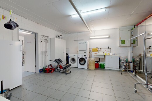 wäschekammer mit wäscherei, inside community, light floor, und waschbecken